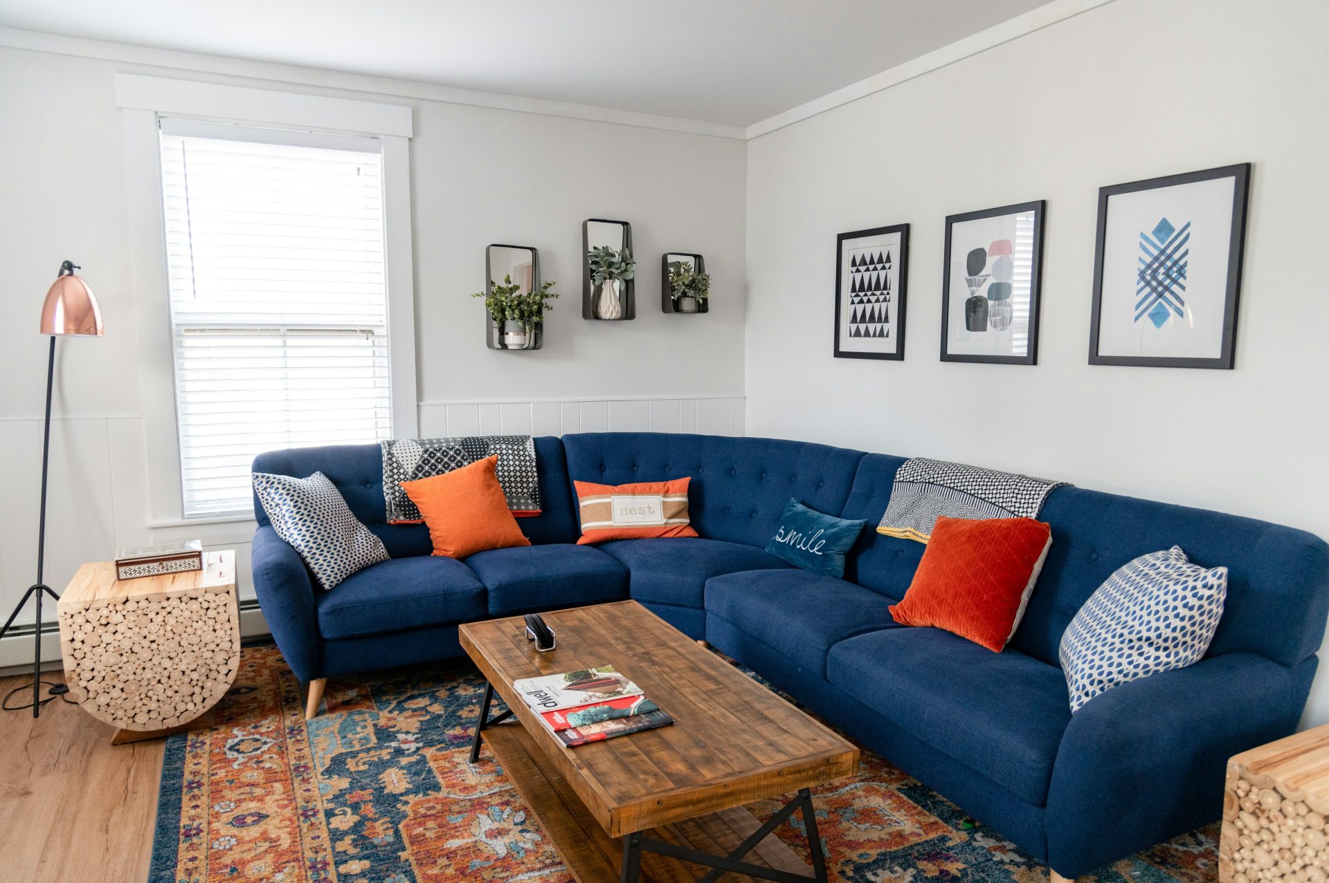 blau-braunes Sofa mit Zierkissen